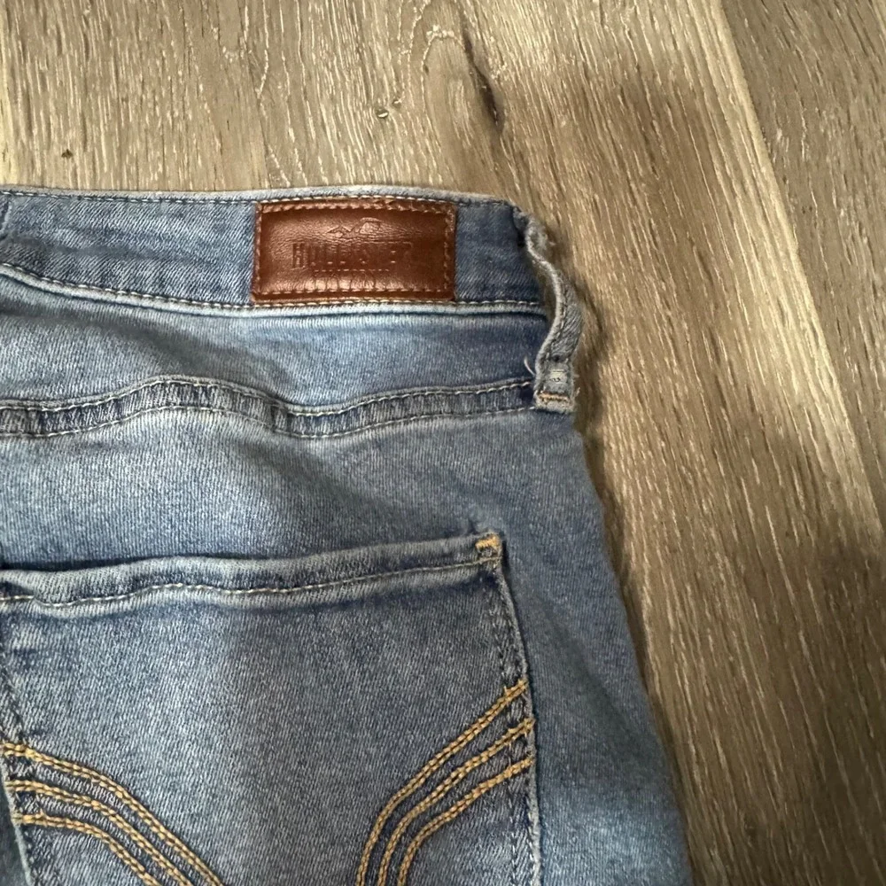 Hollister Women's 28x24 Straight leg Skinny Light wash Jeans Raw Hem